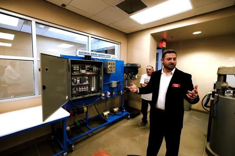 El Centro de Formación en Manufactura de Wellton de AWC casi duplica su número de estudiantes