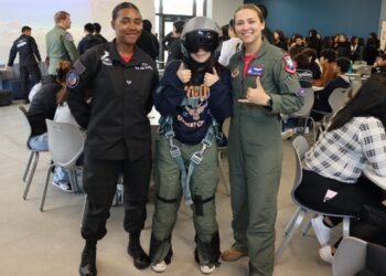 Estudiantes de preparatoria recibieron presentación especial del Equipo de Demostración F-22 de la Fuerza Aérea