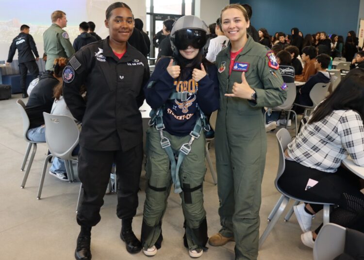 Estudiantes de preparatoria recibieron presentación especial del Equipo de Demostración F-22 de la Fuerza Aérea
