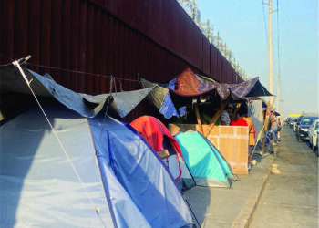 Migrantes pierden esperanza ante  restricciones de asilo y agobiante calor