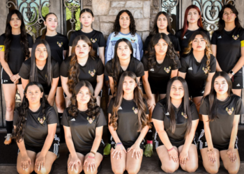 Jóvenes Atletas de Harvest  Preparatory Academy Llevaron  Alegría al Asilo Yuma Haven Health