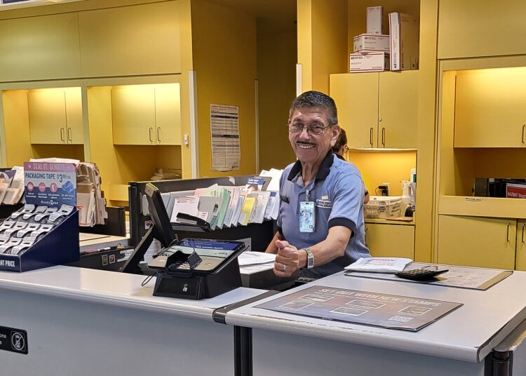 El Servicio Postal reconoce al  empleado Salvador Pichardo  por más de 40 años de servicio