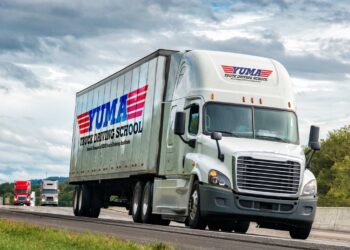 AWC y Escuela de Camioneros se unen para formar conductores comerciales