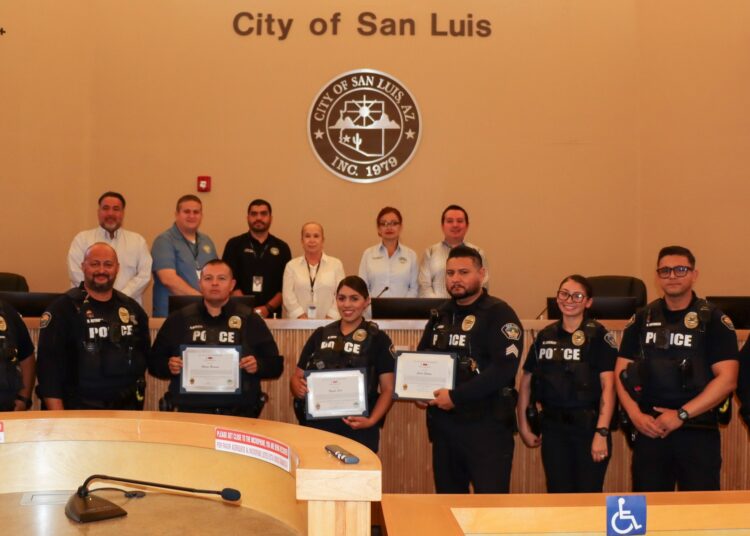 Premian a policías por valentía