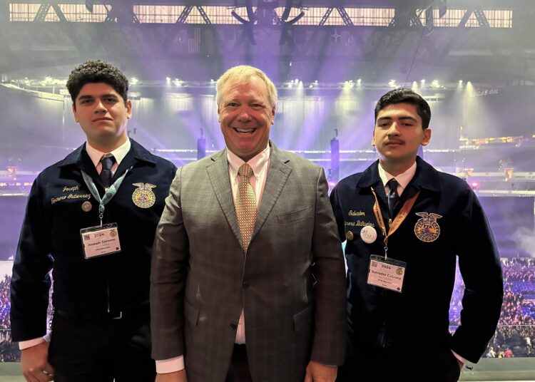 Estudiantes de SLHS ganan medalla de plata en Feria Nacional de AgriCiencia