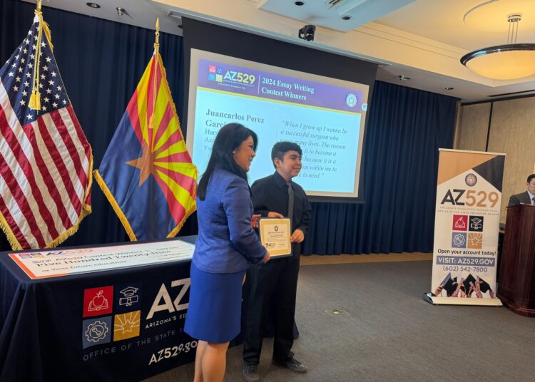 Estudiante de HPA Gana el Concurso  de Redacción de Ensayos Az529