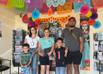 La iniciativa de inclusión digital de CHplC distribuye 100 Chromebooks