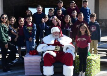 Santa Claus visita HPA para promover solidaridad en Navidad