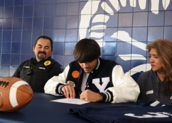 Estrella de fútbol americano de Yuma  High sigue los  pasos de su familia