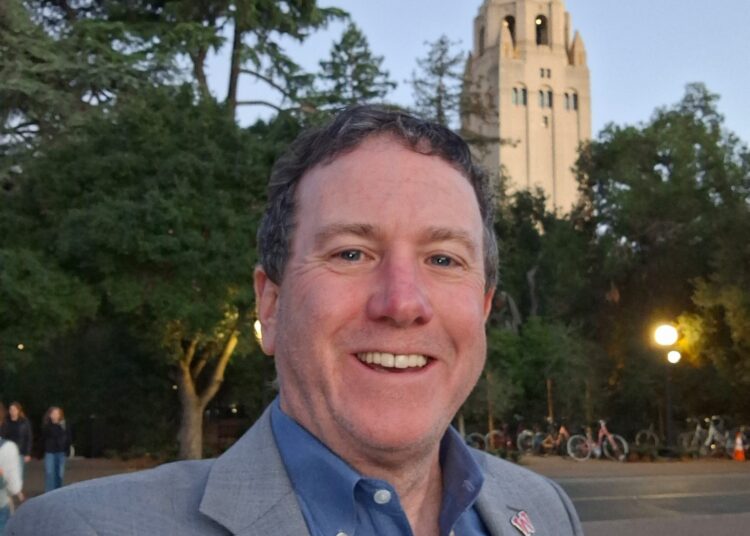 Dr. Corr representa  a AWC en la Cumbre  de Educación del  Hoover Institution