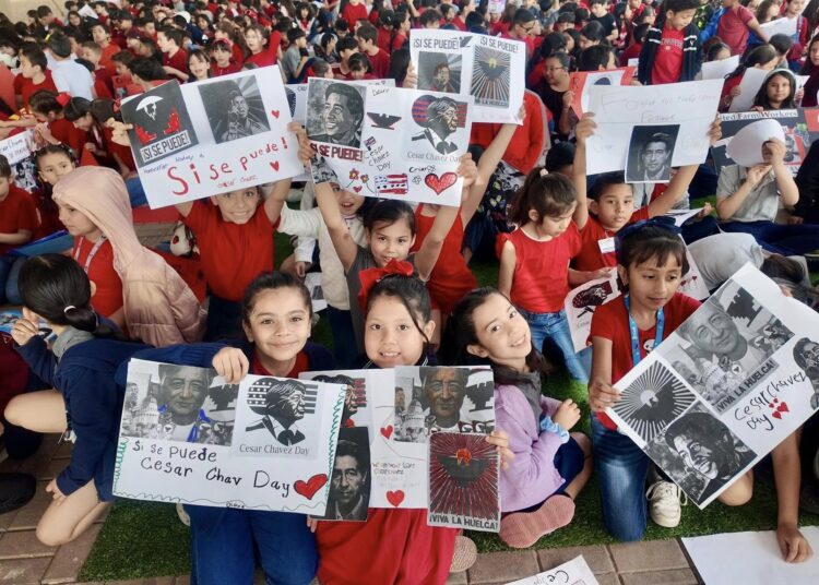 Niños homenajean  a César Chávez