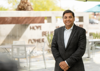 Dr. Abhinav Chandra recibió el Premio al Liderazgo Visionario  por transformar la atención del cáncer en el condado de Yuma