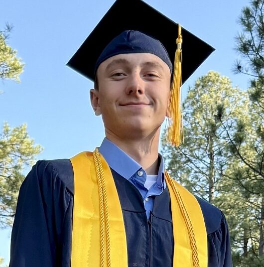 Estudiante de último año de Cibola se graduó con licenciatura de NAU