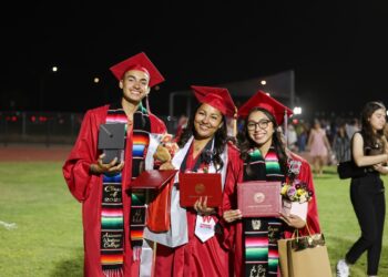 Todo queda en familia:  madre, hija e hijo celebran una  triple graduación