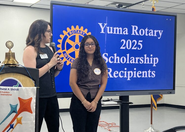 Club Rotario premia  excelencia con becas