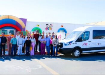 Beneficia DIF a niños con entrega de nueva camioneta