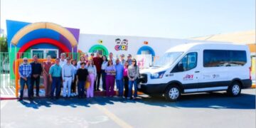 Beneficia DIF a niños con entrega de nueva camioneta