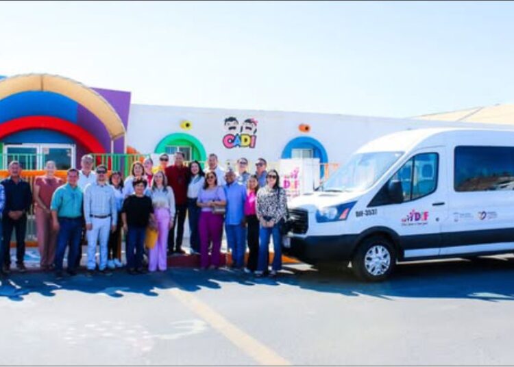 Beneficia DIF a niños con entrega de nueva camioneta